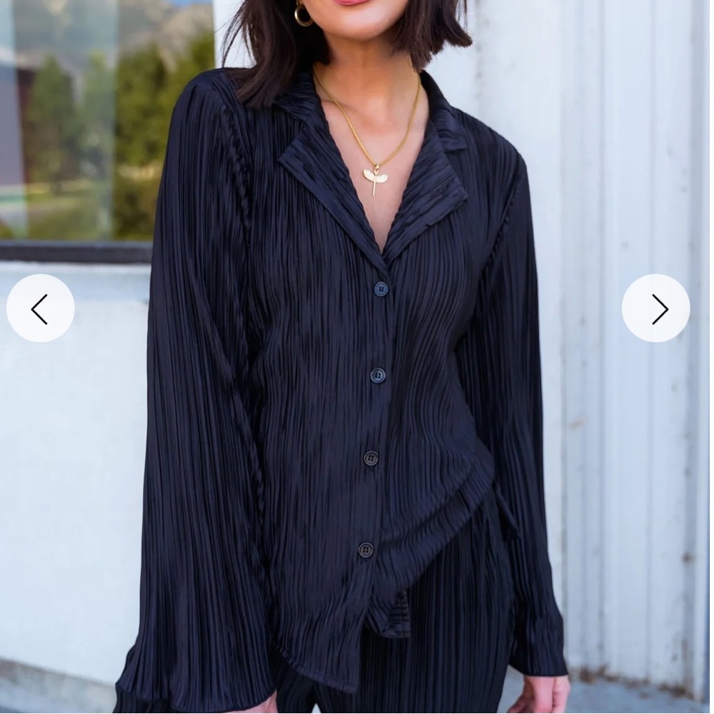 Dressed in LALA Top Long Sleeve Plisse Button Front Shirt Black